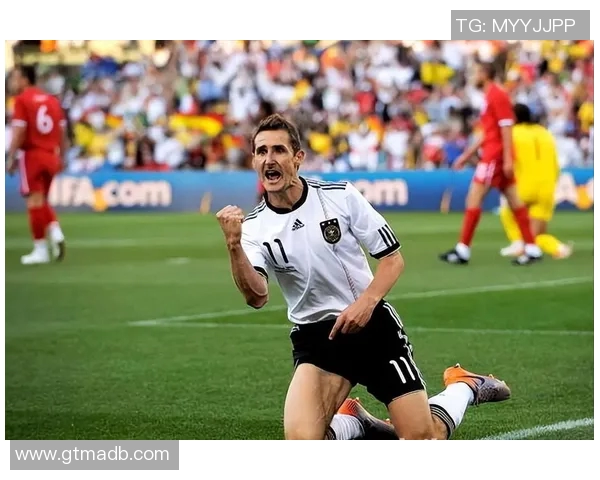 克洛泽球星壁纸高清呈现足球之王传奇瞬间与激情四射的绿茵场景